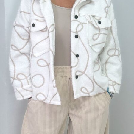 Sobre camisa blanca y beige