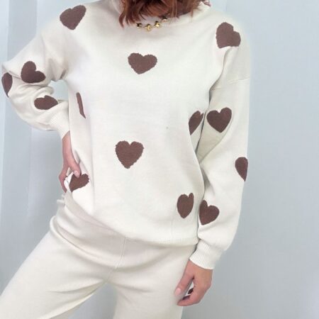 Conjunto beige con corazones de Pelo marrón