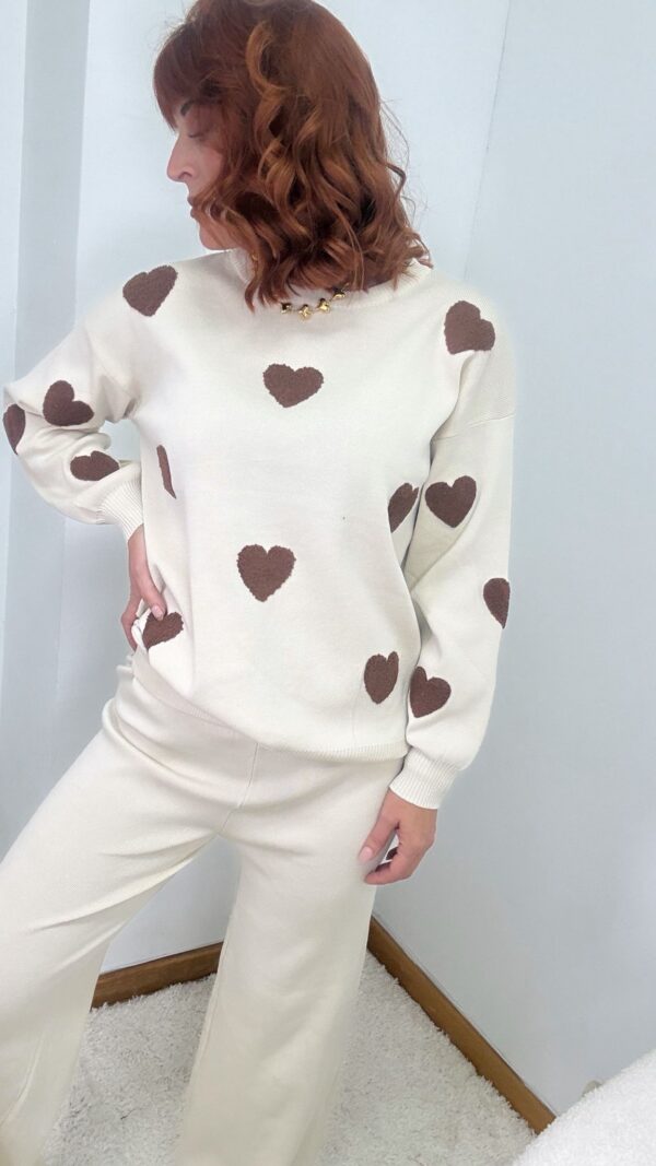 Conjunto beige con corazones de Pelo marrón