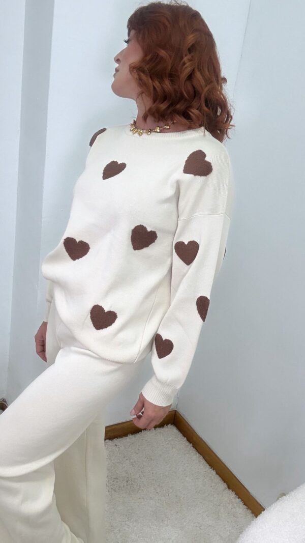 Conjunto beige con corazones de Pelo marrón - Imagen 2