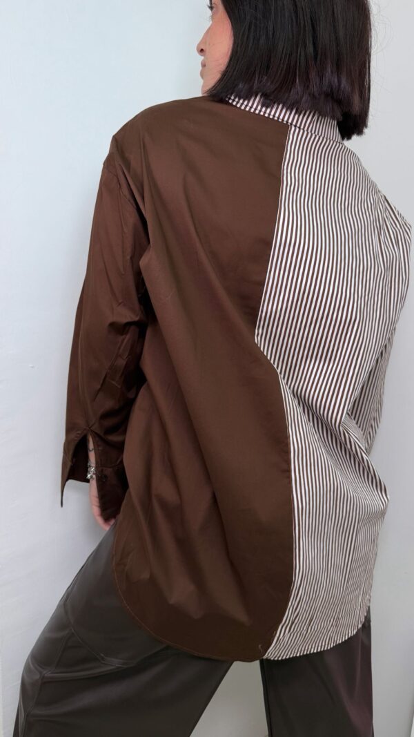 Camisa chocolate y rallas blancas - Imagen 2