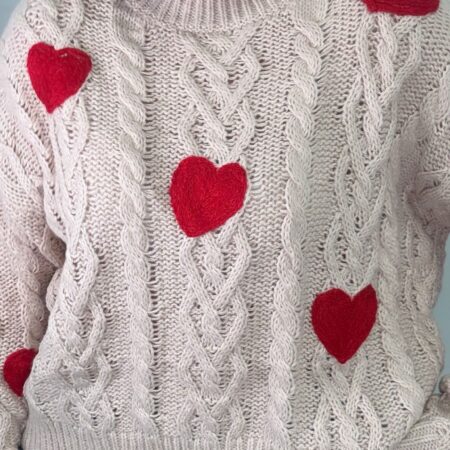Jersey beige con corazones rojos bordados
