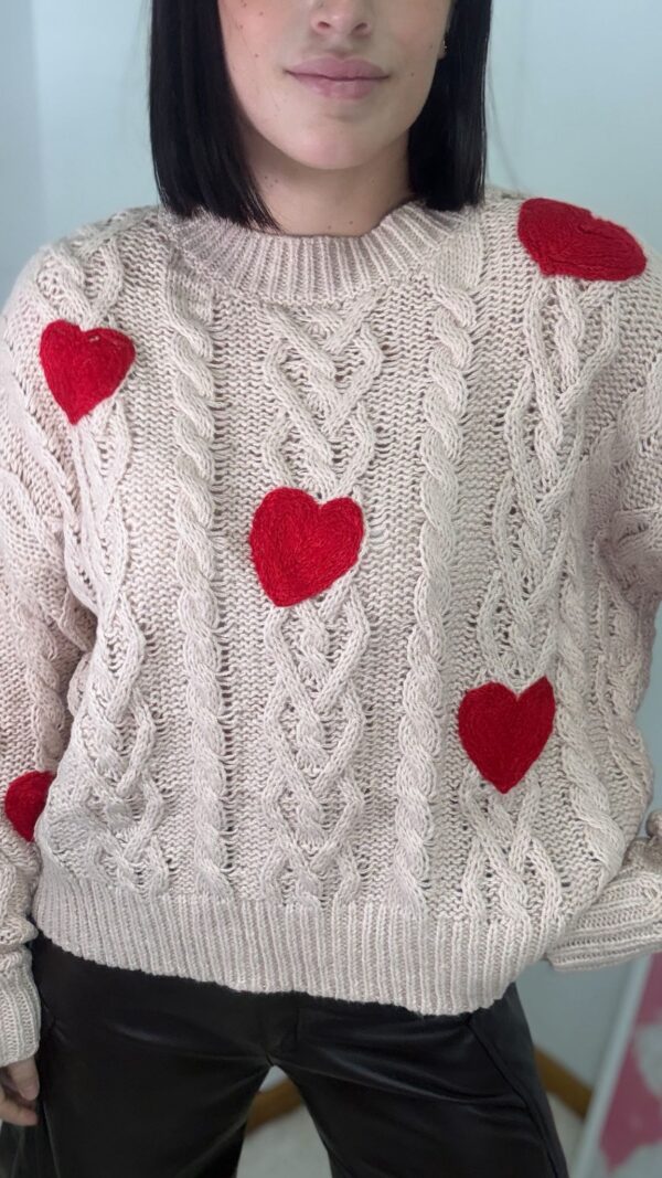 Jersey beige con corazones rojos bordados
