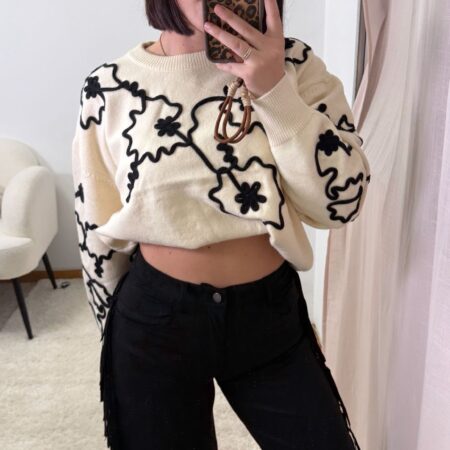Jersey blanco con bordados con relieve negros
