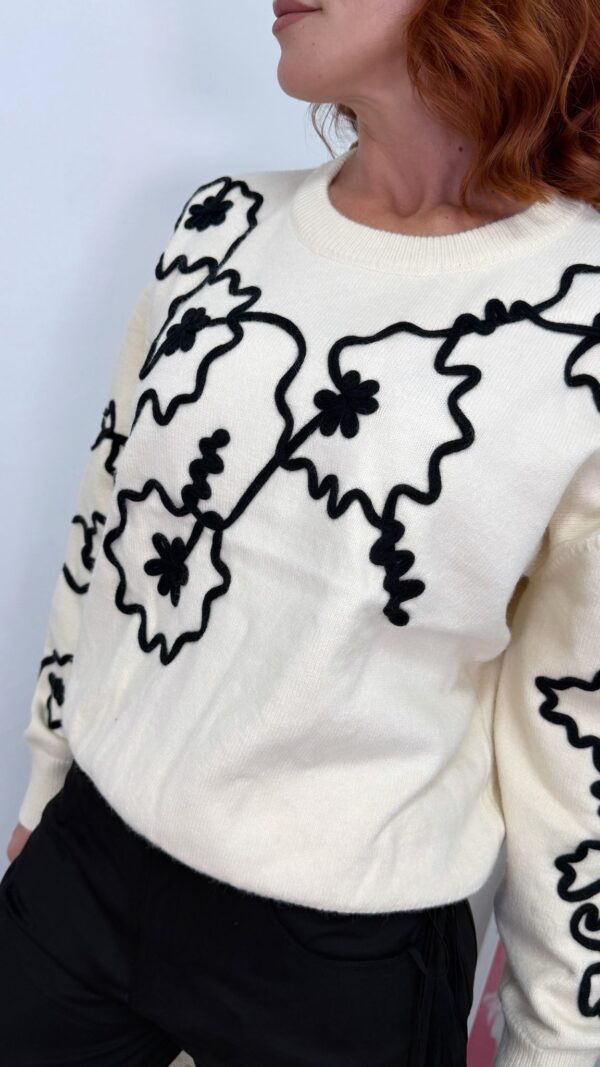 Jersey blanco con bordados con relieve negros - Imagen 2