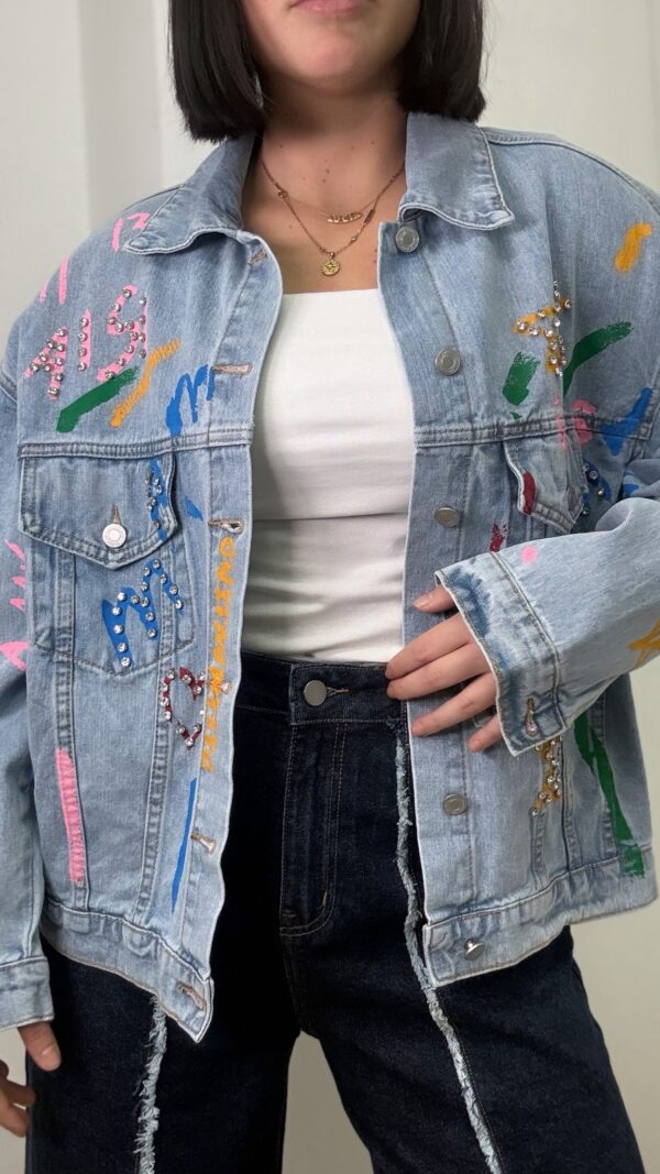Chaqueta vaquera con letras de colores - Imagen 2