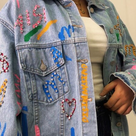 Chaqueta vaquera con letras de colores