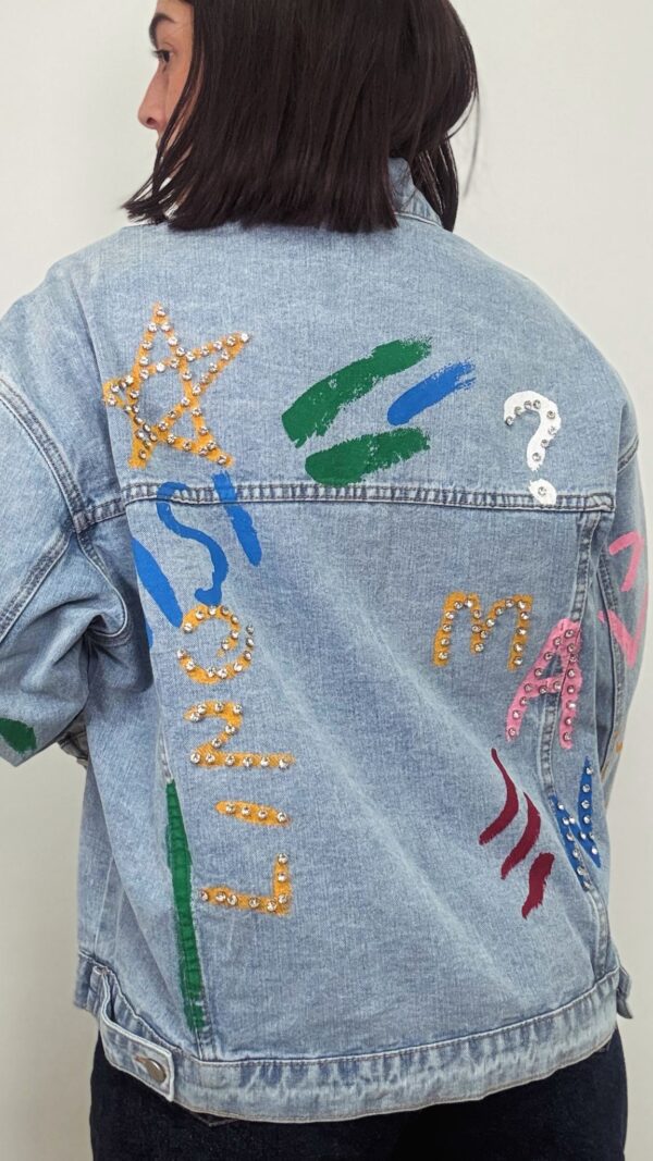 Chaqueta vaquera con letras de colores - Imagen 4