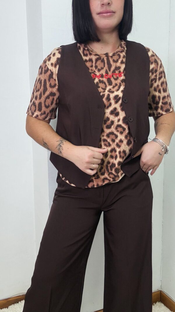 Conjunto pantalón y chaleco color chocolate con cinturón - Imagen 2